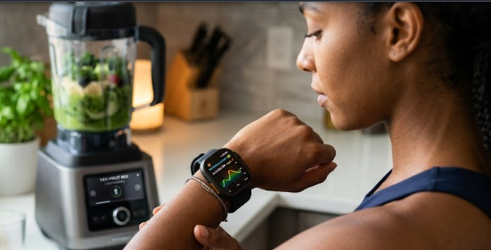 A smartwatch showing metabolic data used for Closed-Loop Nutrition in a modern smart kitchen.