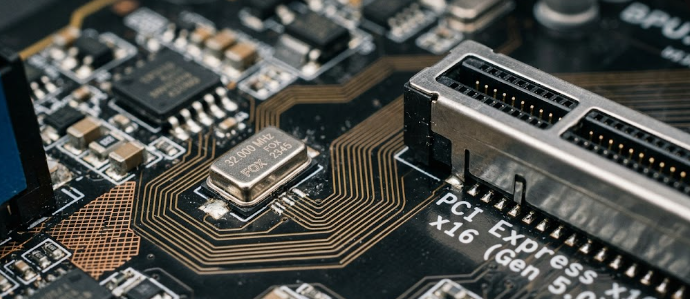 High-end motherboard crystal oscillator demonstrating the impact of PCIe Gen 6.0 clock jitter on data transfer.