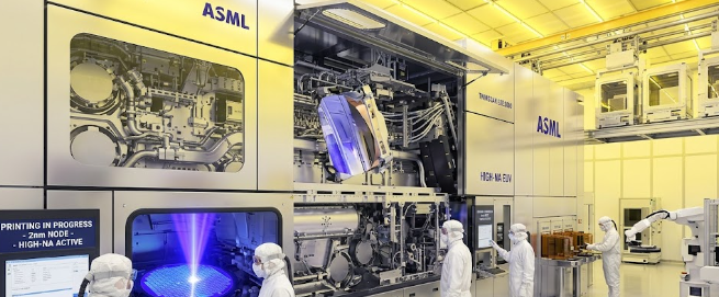 A glowing silicon wafer being printed with High-NA EUV lithography inside a cleanroom.