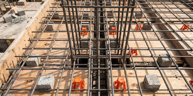  A guide detailing the role of chairs and spacing elements in slab reinforcement on a construction site.
